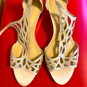 VINCE CAMUTO BEIGE PLATFORM SANDALS